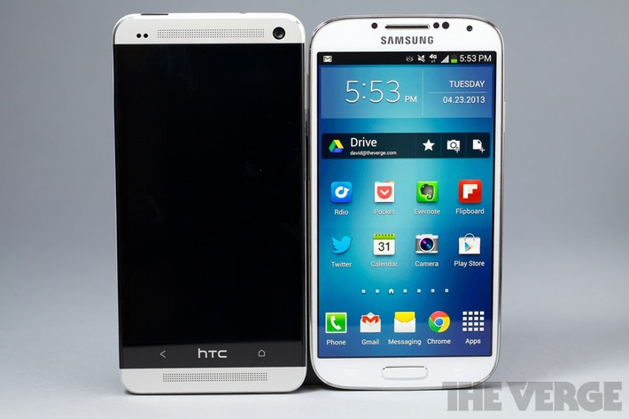 Bằng chiến lược marketing mạnh mẽ, Samsung Galaxy S4 trở thành smartphone hot nhất năm 2013. Sau 4 ngày, Galaxy S4 đã bán được 4 triệu chiếc và 40 triệu sản phẩm đến tay người dùng trong 6 tháng. Ảnh: The Verge.
