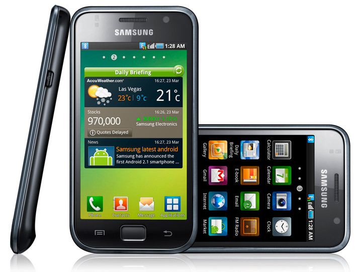 Chiếc Samsung Galaxy S đầu tiên trình làng năm 2010 với màn hình Super AMOLED 4 inch. Máy được trang bị GPU mạnh nhất lúc bấy giờ. Nổi bật với vẻ ngoài đẹp mắt và cấu hình mạnh, Galaxy S nhanh chóng đạt mốc 10 triệu máy chỉ trong một thời gian ngắn. Ảnh: Skatter Tech.