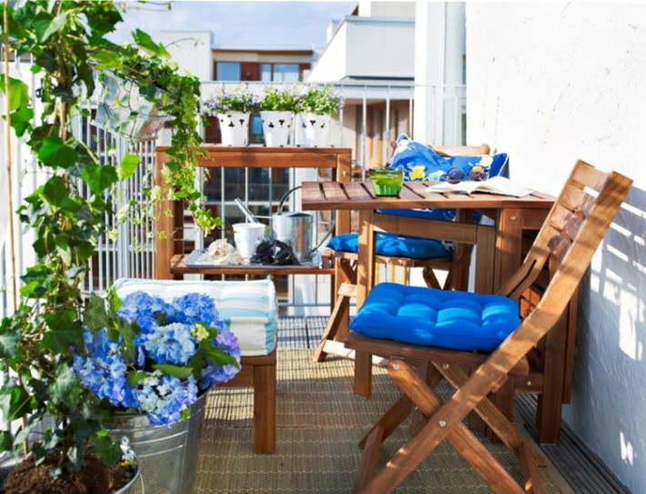 Thêm gối ôm trên ghế và thảm phía dưới để bạn không phải chạm chân xuống sàn.