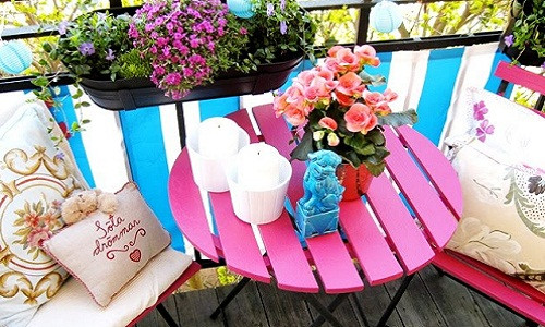 Bộ bàn ghế nhỏ cạnh chậu hoa xinh xắn là địa điểm lý tưởng cho bạn thư giãn.