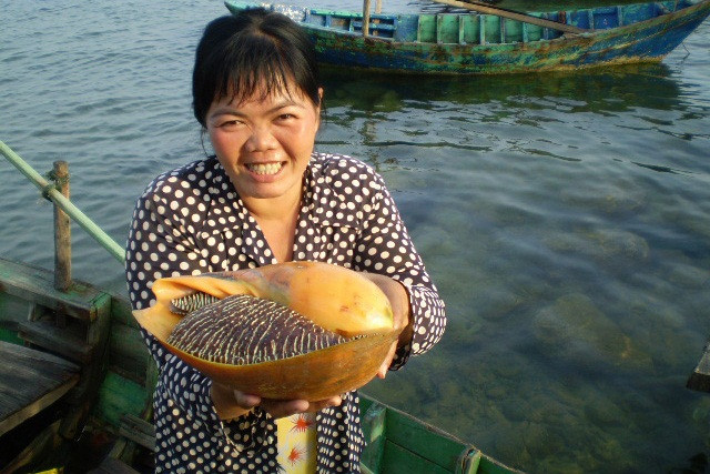 Vất vả, cực nhọc nhưng ai cũng ánh lên niềm vui bởi đó là cuộc sống, "làm riết rồi cũng quen" đúng như lời của ngư dân. Ảnh: Dân Việt.