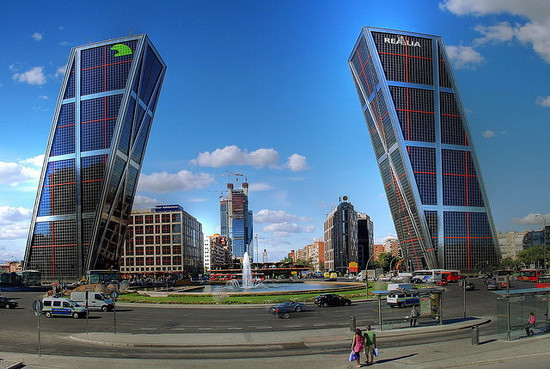 Tòa tháp đôi Puertade Europa Towers tại thủ đô Madrid, Tây Ban Nha nghiêng 15 độ được biến đến như tòa nhà chọc trời có kiến trúc nghiêng về một bên đầu tiên trên thế giới. Ảnh: Go Madrid.