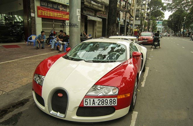Trong đó phải kể đến siêu xe Bugatti Veyron trị giá 40 tỷ đồng (2012). Ảnh: TNTBros.