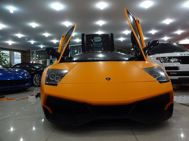 Siêu xe Lamborghini Murcielago LP670-4 SV của đại gia Minh Nhựa có giá gần 22 tỷ đồng. Ngoài ra, anh còn sở hữu nhiều siêu xe khác như McLaren 650S Spider (khoảng 5 tỷ), BMW i8....Ảnh: Autopro.