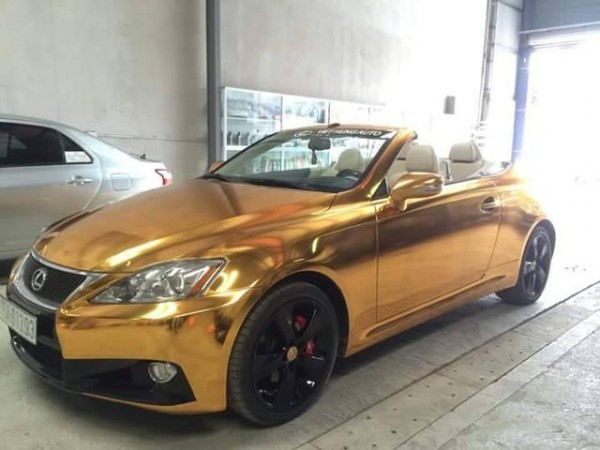 Siêu xe mui trần Lexus IS 350C mui trần được mạ vàng toàn bộ của thiếu gia đất Cảng khiến cộng đồng mạng xôn xao. Ảnh: Saoonline.