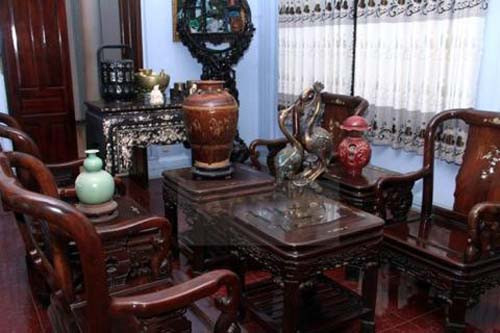 Lâm Chi Khanh đã không phủ nhận tin cho rằng cô đòi thù lao đến 100 triệu đồng cho một sô diễn trong nước, còn đi lưu diễn nước ngoài phải từ 7.000 – 10.000USD – những con số dễ khiến nhiều người ghen tị.