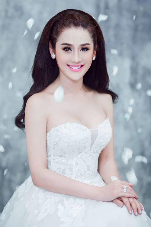 Lâm Chi Khanh đã phải cố gắng dành dụm tiền đi hát trong nhiều năm trời để thực hiện giấc mơ được sống đúng với giới tính của mình, hơn nữa chi phí để duy trì việc đó còn tốn kém hơn nhiều.