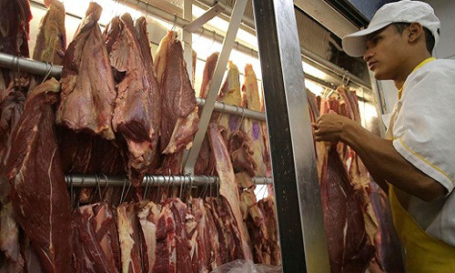 Những ngày vừa qua, cả thế giới xôn xao trước vụ bê bối thịt bẩn ở Brazil. Theo kết quả điều tra của cảnh sát Brazil, một số quan chức nước này nhận hối lộ để cấp phép chế biến và xuất khẩu thịt thối, thịt bẩn, thịt bị nhiễm khuẩn cho hàng loạt doanh nghiệp. Ảnh: AP.