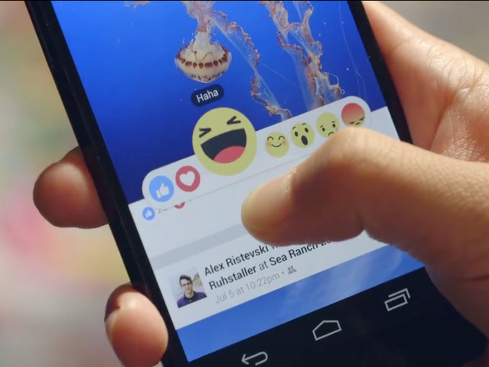 Ngồi trước máy tính hay điện thoại để lướt Facebook cả ngày có thể dẫn đến sự lười biếng. Đó chính là sự lãng phí thời gian. Ảnh: Techtimes.