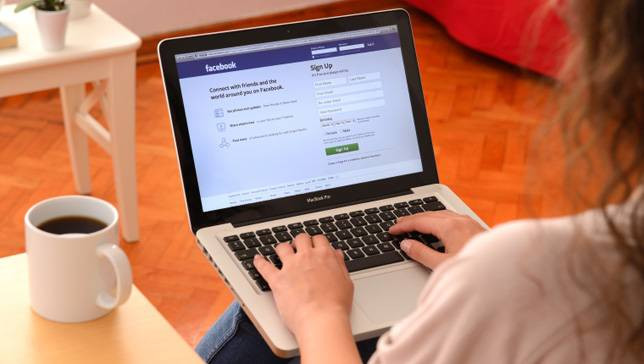 Sử dụng Facebook quá nhiều không chỉ khiến bạn dành ít thời gian cho người thân mà còn khiến họ buồn phiền khi bạn coi trọng bạn bè "ảo" hơn những gì trước mắt. Ảnh: Mnn.