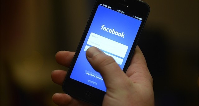 Sử dụng Facebook cả ngày cũng có thể gây béo phì. Nguyên nhân là họ không có thời gian để vận động, không tập thể dục. Ảnh: Book More Brides.