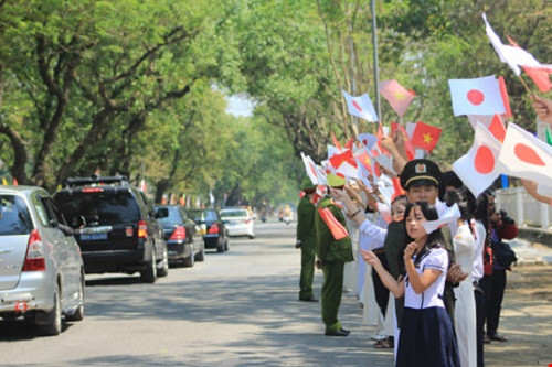 Em Nguyễn Văn Phước cho biết: "Trong khoảng khắc nhà vua vẫy tay chào em thấy nhà vua rất thân thiện. Tiếc là nhà Vua và Hoàng hậu chưa được tham quan nhiều địa điểm của cố đô Huế và thưởng thức ẩm thực ở đây nhiều hơn nữa". Ảnh: NGUYỄN DO