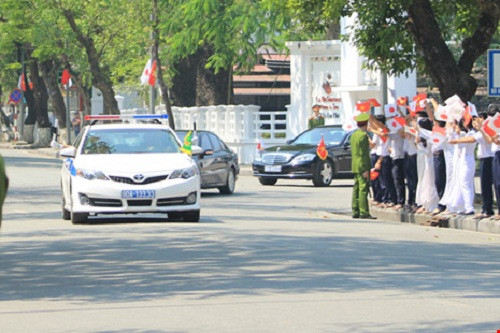 Sáng ngày 5-3, nhà Vua và Hoàng hậu Nhật Bản rời Huế, kết thúc chuyến thăm cấp nhà nước đến Việt Nam kéo dài trong 1 tuần với nhiều hoạt động tại Hà Nội và Thừa Thiên - Huế. Ảnh: NGUYỄN DO