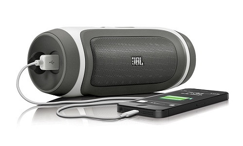 Nghe thử loa bluetooth ngay tại nơi bán là việc cần thiết. Muốn dùng loa Bluetooth trên loại thiết bị nào thì nên mang chính thiết bị đó đến cửa hàng để thử loa. Như vậy bạn mới kiểm tra được sản phẩm có tương thích với thiết bị hay không. Ảnh: Refinedguy.