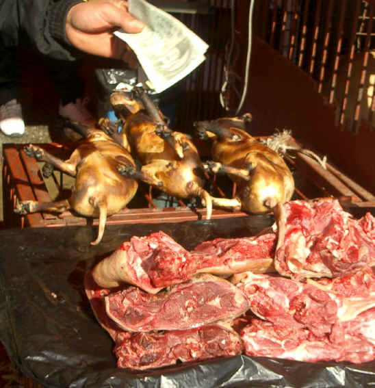 Tiếng ồn và mùi hôi do hoạt động giết mổ trong chợ cũng là điều khiến cư dân xung quanh than phiền. Ảnh: All-creatures.