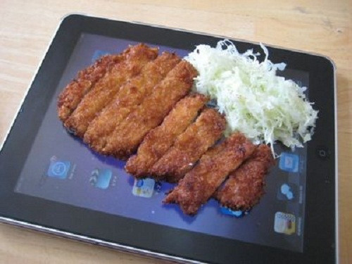Thiếu đĩa thì dùng tạm iPad vừa nhanh vừa tiện. Ảnh: Rewardit.