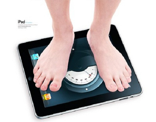 Đo cân nặng bằng iPad cũng hiệu quả lắm. Ảnh: TechEBlog.
