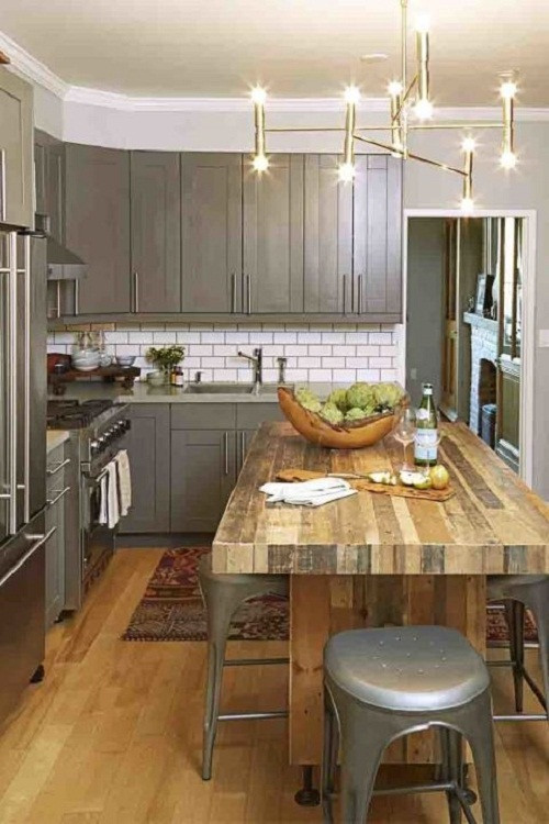 Màu xám đen phù hợp với những nhà bếp có diện tích nhỏ. Màu xám đen kết hợp với màu trắng của trần nhà tạo cho phòng bếp nhà bạn phong cách trang nhã, cổ điển.