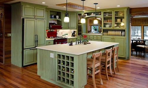 Màu xanh nhạt trên tủ bếp kết hợp với màu trắng của trần nhà sẽ khiến bạn cảm thấy thoải mái và thư giãn khi bước vào phòng bếp.