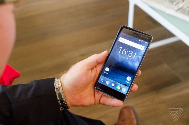 Nokia 6 ra mắt tại Trung Quốc với thiết kế nhôm nguyên khối. Ảnh: The Verge.