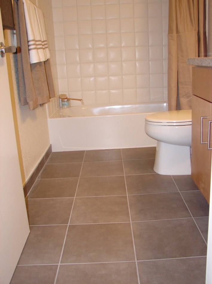 Gạch có kích thước lớn như 40x80 cm, 30x80 cm, 60x60 cm tạo ít mạch thuận tiện cho việc chà rửa, lau chùi. Ảnh: Tileideaz.