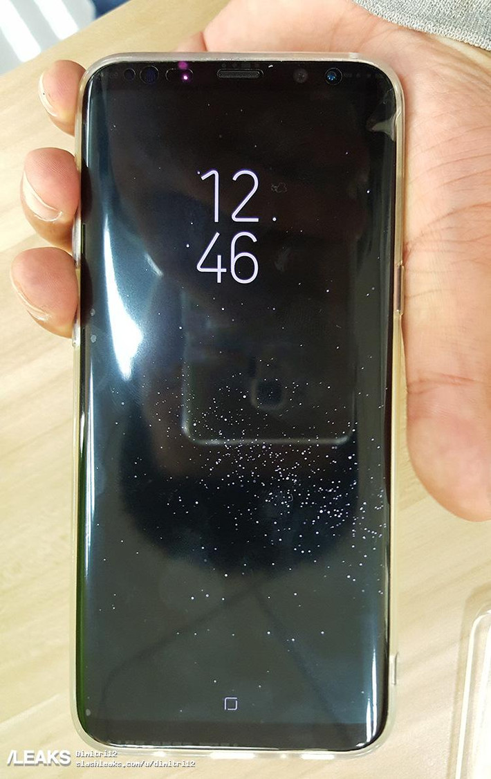 Mới đây, những hình trên tay rõ nét của Samsung Galaxy S8 sắp trinh làng được hé lộ trên trang Slash Leaks.