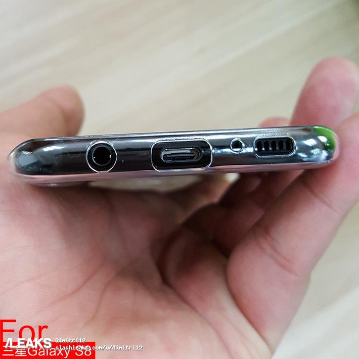 Đó là màn hình Infinity Display với thiết kế cong tràn, cạnh viền siêu mỏng, tỷ lệ 18:9.