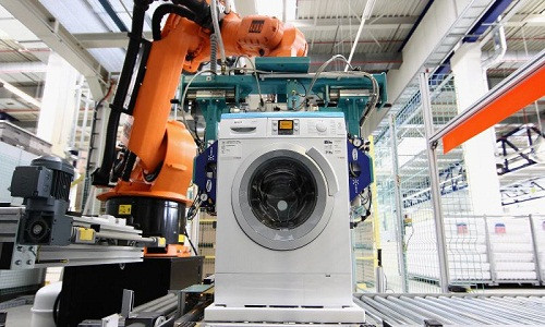 Robot làm việc trong nhà máy lắp đặt máy thiết bị tiêu dùng BSH Bosch Siemens, Đức. Ảnh: Andreas Rentz/Getty Images.