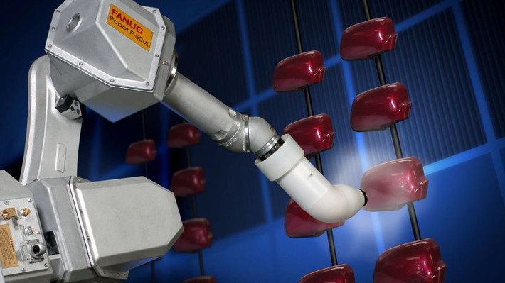 Robot tự động phun sơn lên các bộ phận ô tô. Ảnh: RoboGuru/Wikimedia Commons.