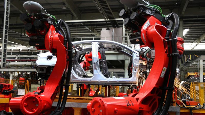 Robot khổng lồ làm việc khéo léo không khác con người. Ảnh: China Photos/Getty Images.