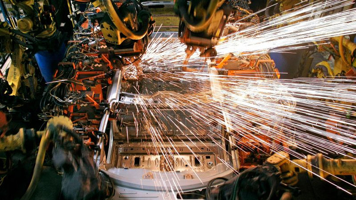 Một chiếc xe hơi được hàn bằng cánh tay của robot. Ảnh: Bill Pugliano/Getty Images.