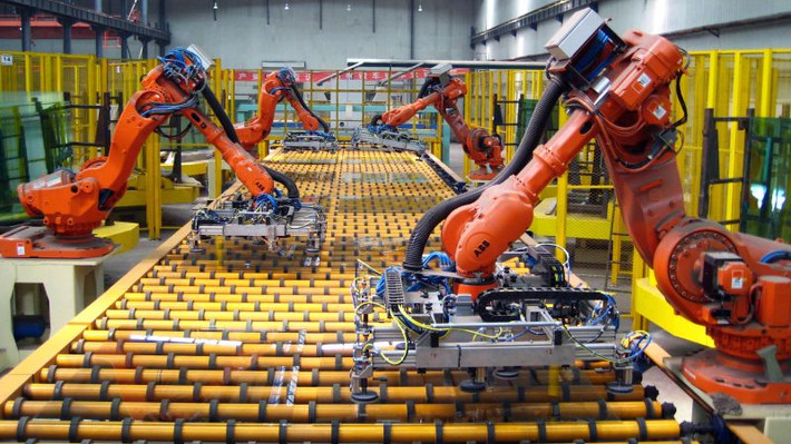 Phần lớn các tấm kính được tháo dỡ bởi cánh tay robot. Ảnh: ICAPlants/Wikimedia Commons.