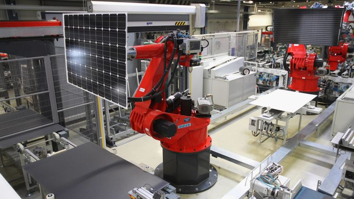 Robot tham gia vào quá trình lắp ráp pin mặt trời trong nhà máy Pritzwalk, Đức. Ảnh: Sean Gallup/Getty Images.