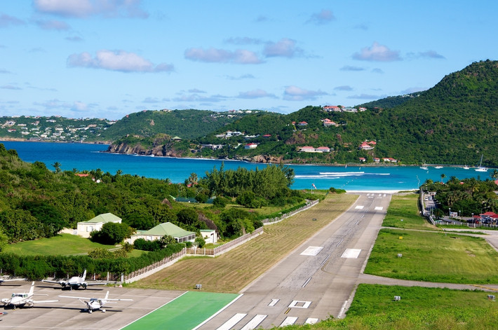 Sân bay St. Barts ở Caribbean có đường băng tương đối ngắn (chỉ 0.4 dặm). Chỉ có hai máy bay chở không quá 20 hành khách được phép hạ cánh tại đây. Ảnh: Opodo.