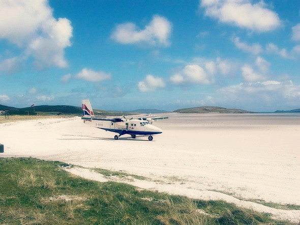 Sân bay Barra, Scotland là sân bay duy nhất trên thế giới được sắp xếp theo lịch trình lên xuống của thủy triều do sử dụng bãi biển làm đường băng. Đường băng dài chưa đến 1 km. Ảnh: Opodo.