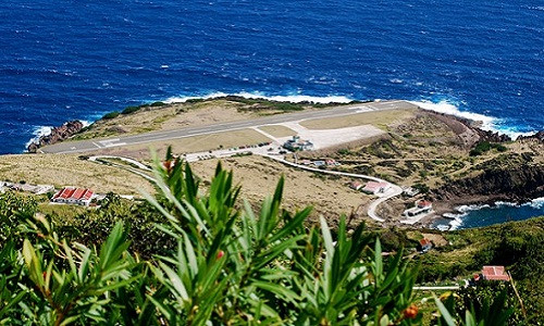 Sân bay Saba nằm trên hòn đảo Caribbean xinh đẹp là một trong những sân bay nhỏ nhất thế giới với đường băng dài 0,2 dặm (chưa tới 400 mét). Ảnh: Flickr.