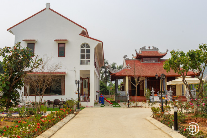 Khu nhà được chia làm ba gian, gian thờ Mẫu ở giữa, 2 gian 2 bên phục vụ mục đích sinh hoạt của gia đình ca sĩ.