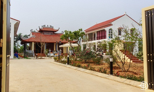 Căn nhà của Việt Hoàn được sử dụng lối thiết kế đơn giản, không cầu kỳ. Được xây dựng trong vòng 1 năm, từ tháng 1.2016 tới tháng 1.2017 thì hoàn thành