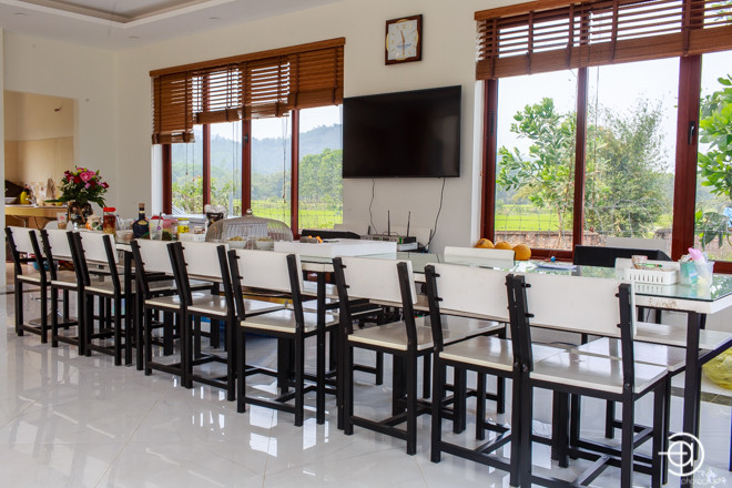 Sử dụng các cửa sổ lớn khiến cho căn nhà luôn tràn ngập ánh sáng.