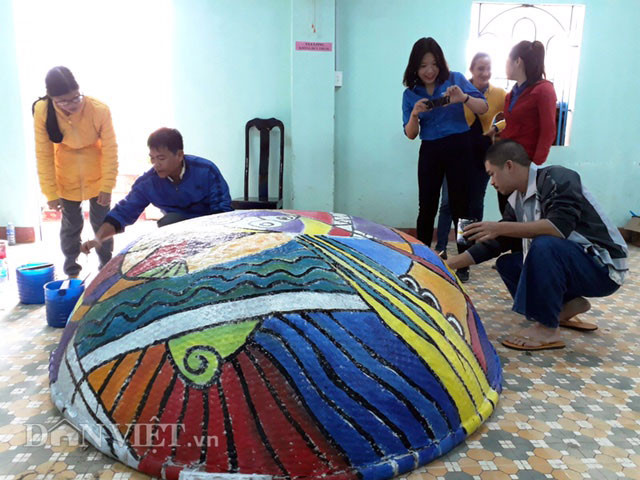 Những dụng cụ để vẽ tranh là số thuyền, thúng, dụng cụ hành nghề trên biển của ngư dân địa phương đã qua sử dụng.