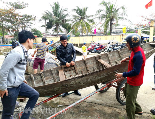 Ông Nguyễn Thanh Lâm - Bí thư Đảng ủy UBND xã Tam Thanh, TP Tam Kỳ cho biết: “Con đường tranh thuyền thúng nằm trong “Dự án phát triển du lịch sinh thái TP Tam Kỳ” dựa trên sự tham gia của cộng đồng được thực hiện thí điểm tại xã Tam Thanh và do nhóm nghệ sĩ tình nguyện gồm các họa sĩ nổi tiếng như Phan Cẩm Thượng; Nguyễn Thượng Hỷ, Trần Thị Thu, Vũ Đức Hiếu, Hoàng Thanh Giao cùng nhiều giáo viên mỹ thuật của Phòng GD&ĐT TP Tam Kỳ…tham gia vẽ xong 35 bức tranh trên thuyền thúng các loại để chuẩn bị cho bộ sưu tập con đường thuyền thúng”.
