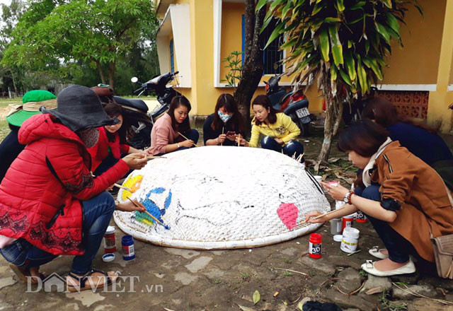 Trong số 35 thuyền, thúng đó, nhiều chiếc ngư dân mang đến tặng cho xã để vẽ tranh, số còn lại xã bỏ kinh phí ra mua lại của ngư dân.