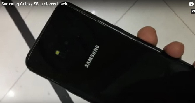 Cận cảnh Samsung Galaxy S8 phiên bản đen bóng.