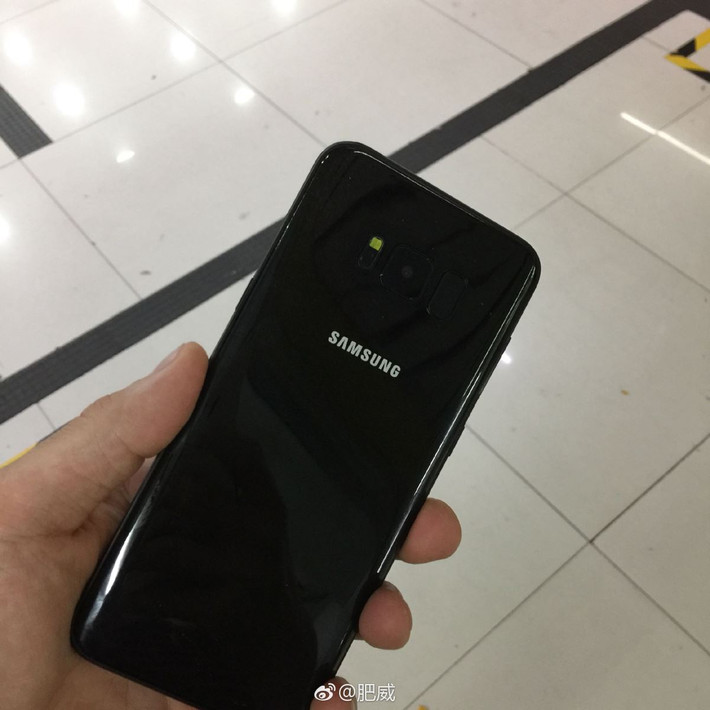 Ở mặt sau là cảm biến vân tay, một ống kính camera với đèn flash bên cạnh.