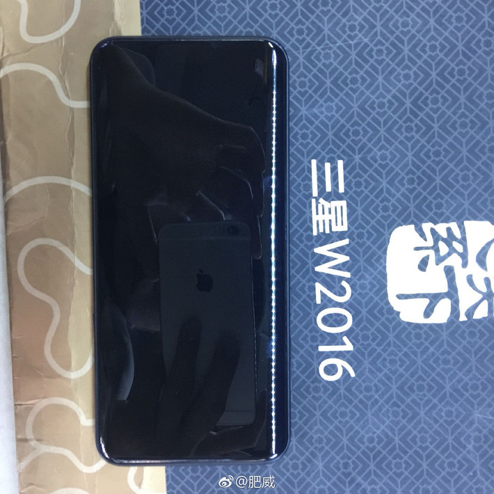 Galaxy S8 màu đen bóng đẹp không kém iPhone 7 Jet Black.