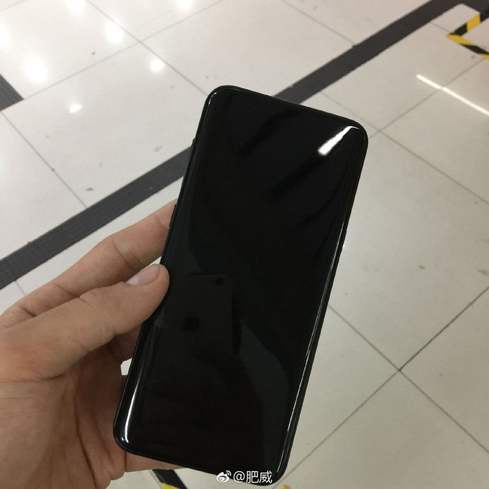 Qua hình ảnh có thể nhận thấy, màn hình S8 tương đối dài.