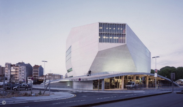 Nhà hát Casa da musica ở thành phố Porto, Bồ Đào Nha có hình dáng không khác một viên mưa đá khổng lồ. Ảnh: Archdaily.