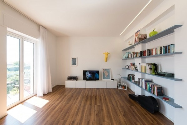 ...nhưng bên trong tràn ngập ánh sáng và gió trời. Ảnh: HomeDesign.