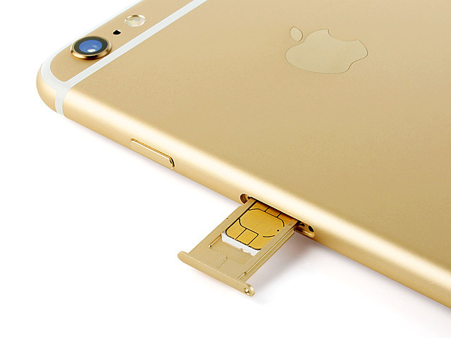 Kiểm tra khay Sim của iPhone 5, iPhone 6 cũng là cách biết được tình trạng màn hình. Sau khi tháo khay SIM, chỉ cần bật sáng màn hình lên. Nếu khe SIM không bị hở sáng, nghĩa là máy chưa thay màn hình. Ảnh: Applepro.