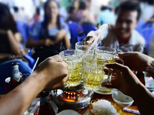 Theo tính toán, người Việt bỏ ra khoảng 3 tỷ USD/năm cho bia và khoảng 16.000 tỷ đồng/năm cho rượu. Ảnh: Anninhthudo.